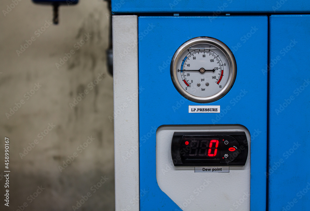 Analog oil gauge is used to measure air pressure of screw pump pressure