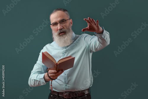 Foto Senior charismatic man holding a book