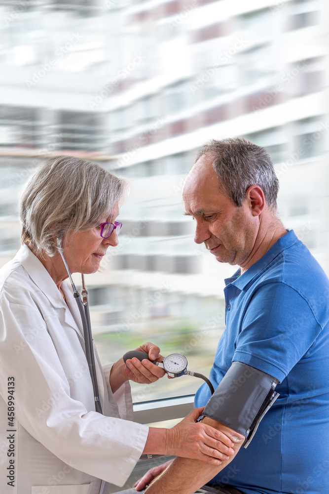 Obraz premium Doctor taking blood pressure from a senior.