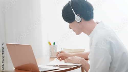 ノートパソコンでオンライン授業を受ける男性 photo