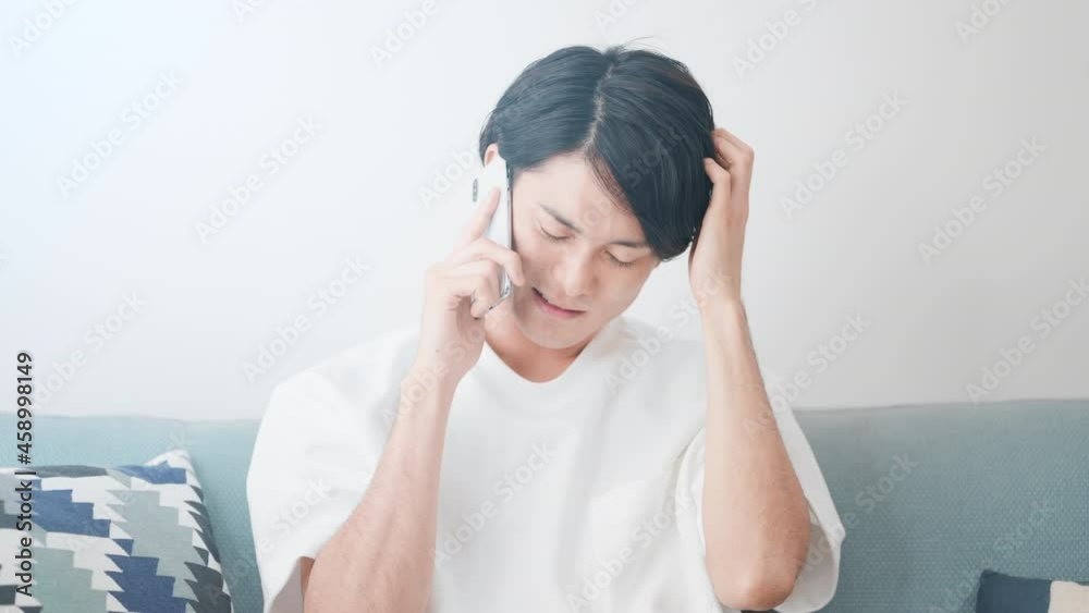 携帯電話で通話をする男性 携帯電話で通話をする男性