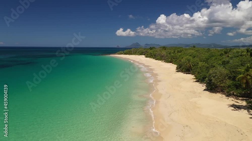 La magnifique plage des Salines en Martinique, survolée en drone, pendant le confinement.	