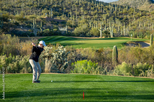 Fotografie Retired Woman playing Golf in Tucson Arizona
