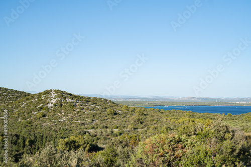 Insel Pasman in Kroatien bei strahlendem Sonnenschein und blauem Himmel im Sommer