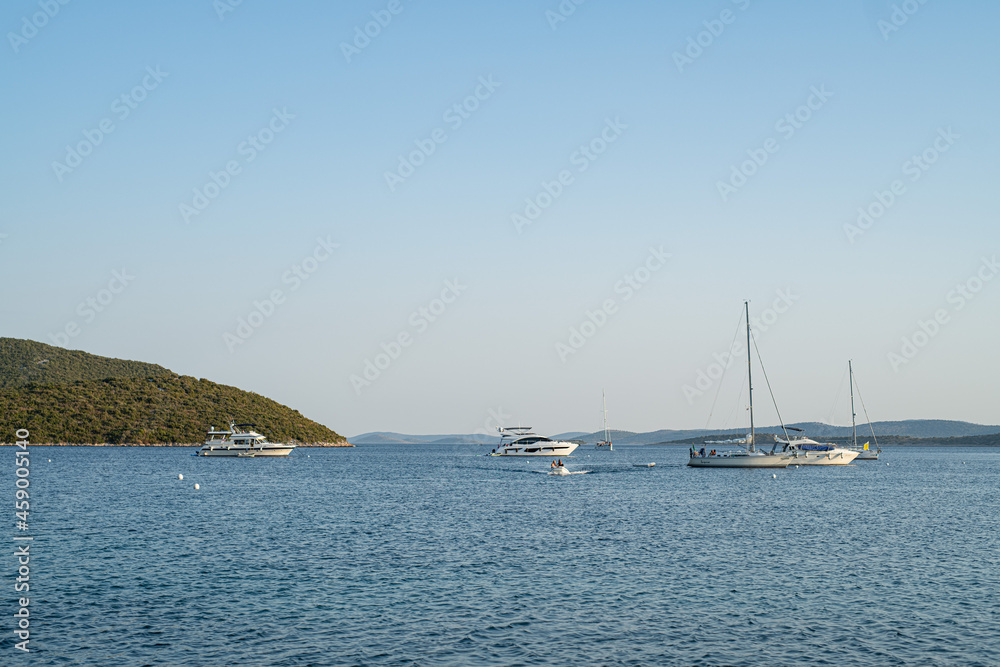 Insel Pasman in Kroatien bei strahlendem Sonnenschein  und blauem Himmel im Sommer