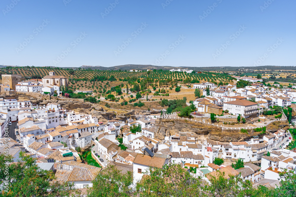 Setenil de las bodegas, pueblo rústico con casas cueva un día soleado con cielo azul, en la provincia de Cádiz, Andalucía, España.