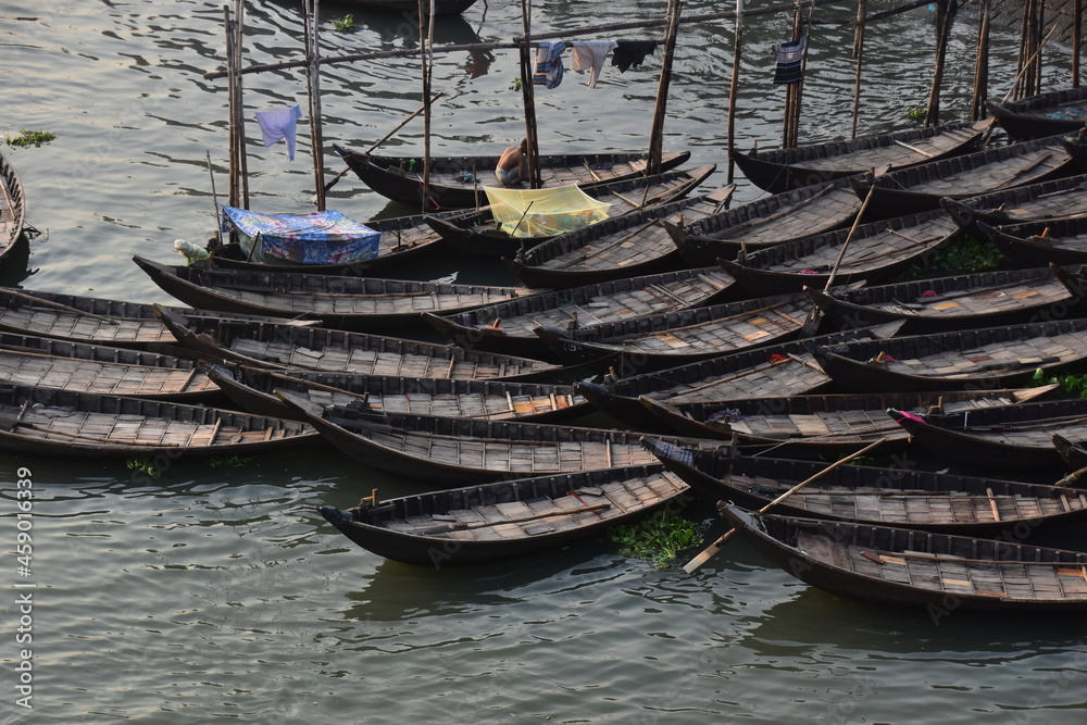 バングラデシュのダッカ。
川に浮かぶ沢山の小船。
船上に蚊帳を張り眠る男性。
