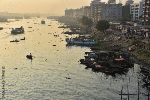 バングラデシュの首都。
早朝のダッカの街並み。
川を行き交うボート。 photo