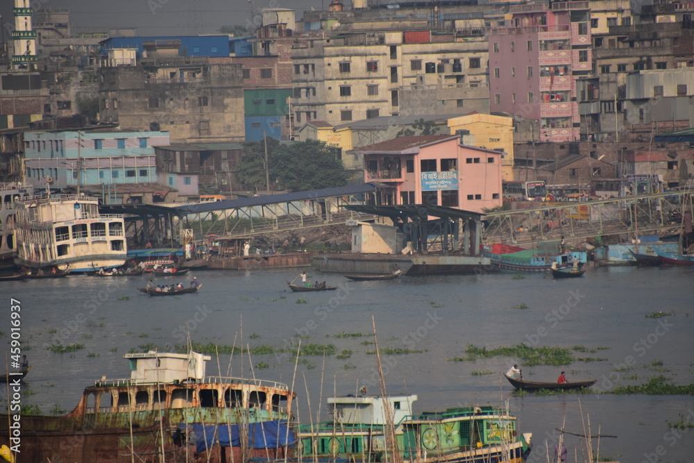 バングラデシュのダッカ。
川沿いの古い街並み。
川を行き交うボート。