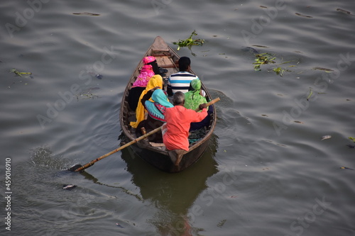 バングラデシュのダッカ。
川を進む渡し船。
小船に乗るイスラム教の家族。