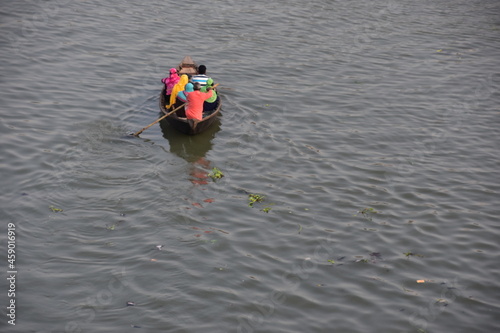 バングラデシュのダッカ。 川を進む渡し船。 小船に乗るバングラデシュ人。