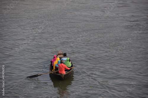 バングラデシュのダッカ。
川を進む渡し船。
小船に乗るバングラデシュ人。 photo