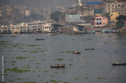 バングラデシュのダッカ。 川沿いの古い街並み。 川を行き交う渡し船。