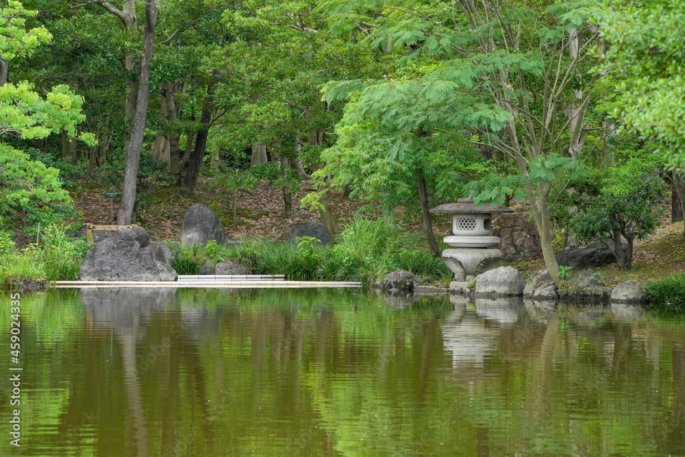Obraz premium 新緑に包まれた日本庭園の情景＠大阪