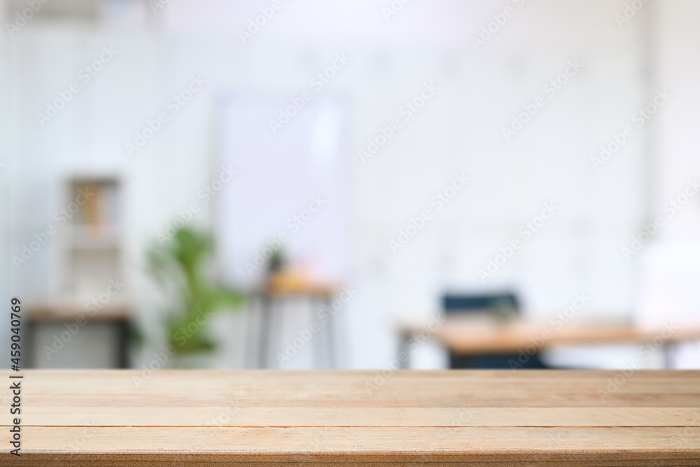 Empty wooden table with blurred living room background. For product display montage. - obrazy, fototapety, plakaty 