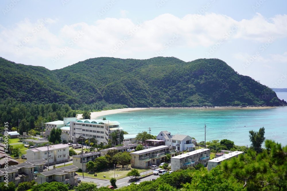 沖縄の海沿いに建つ家屋と島
