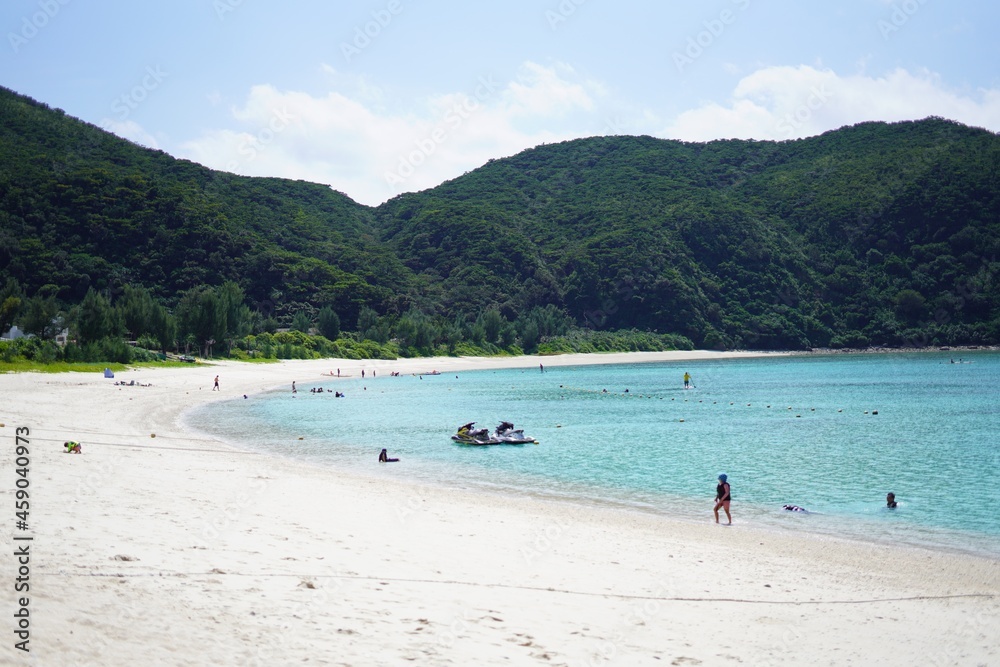 沖縄の離島の白砂のビーチ