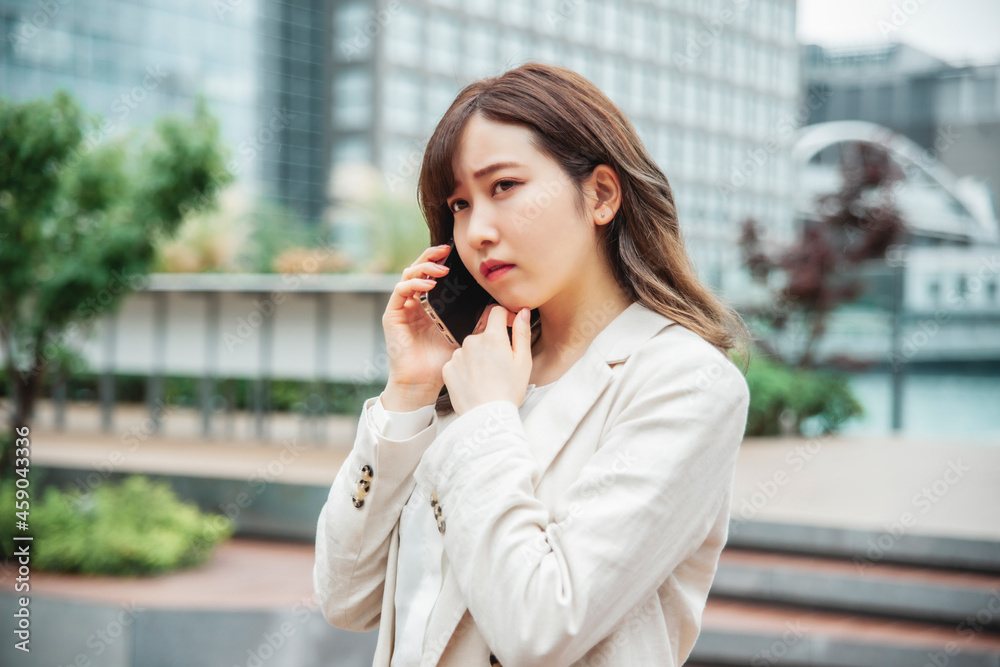 スマホを使って困るビジネスウーマン(通話・困る)
スマホを使って困るビジネスウーマン(通話・困る)