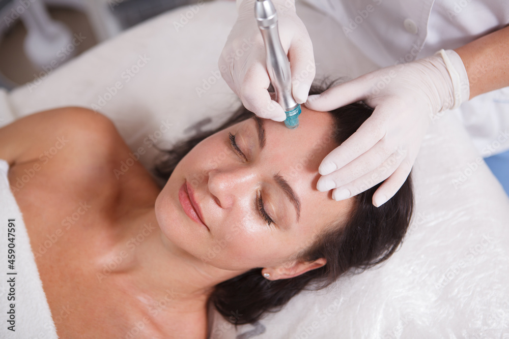 Ταπετσαρία Mature womn getting facial skincare treatment