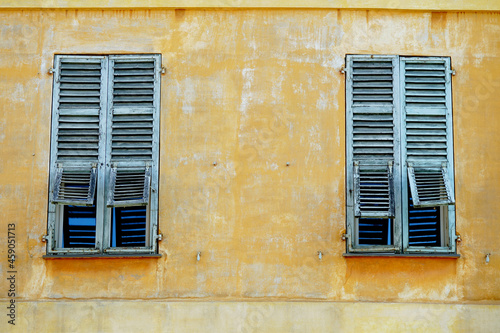 фотографія Façade d'un bâtiment à Nice avec deux fenêtres à persiennes, Côte d'Azur, France