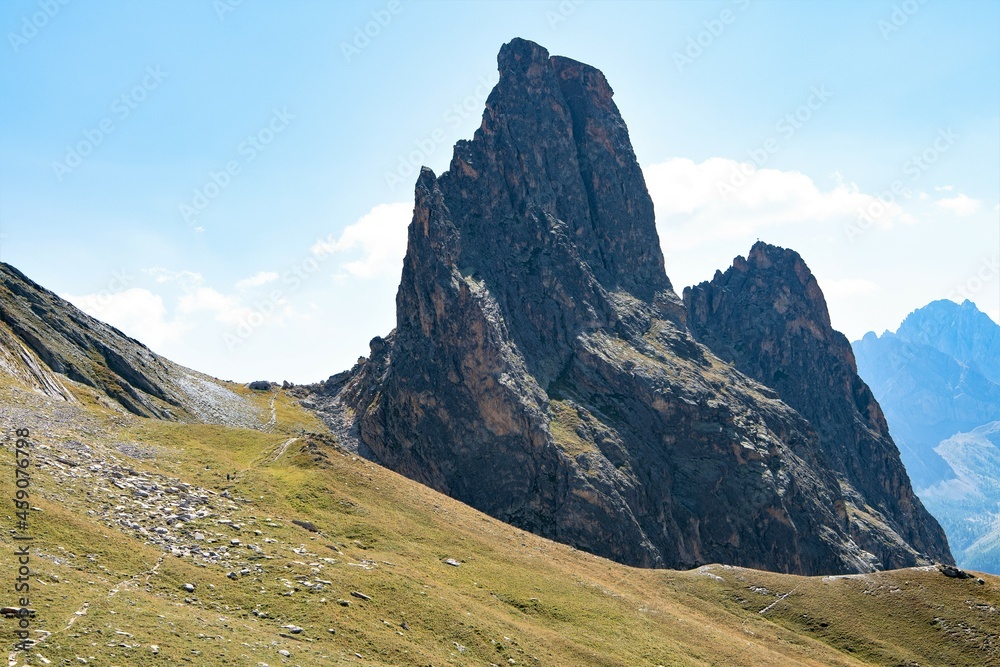 Obraz premium Zwei beliebte Kletterberge - Der 2452 m hohe Monte Castello und der 2004 m hohe Rocca Provenzale im hinteren Valle Maira in den Cottischen Alpen im Piemont, Italien