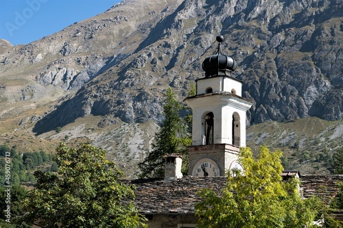 Der Kirchturm des Bergdorfes von Chiappera, dem letzen Ort im 37 km langem Val Maira im Piemont, Italien