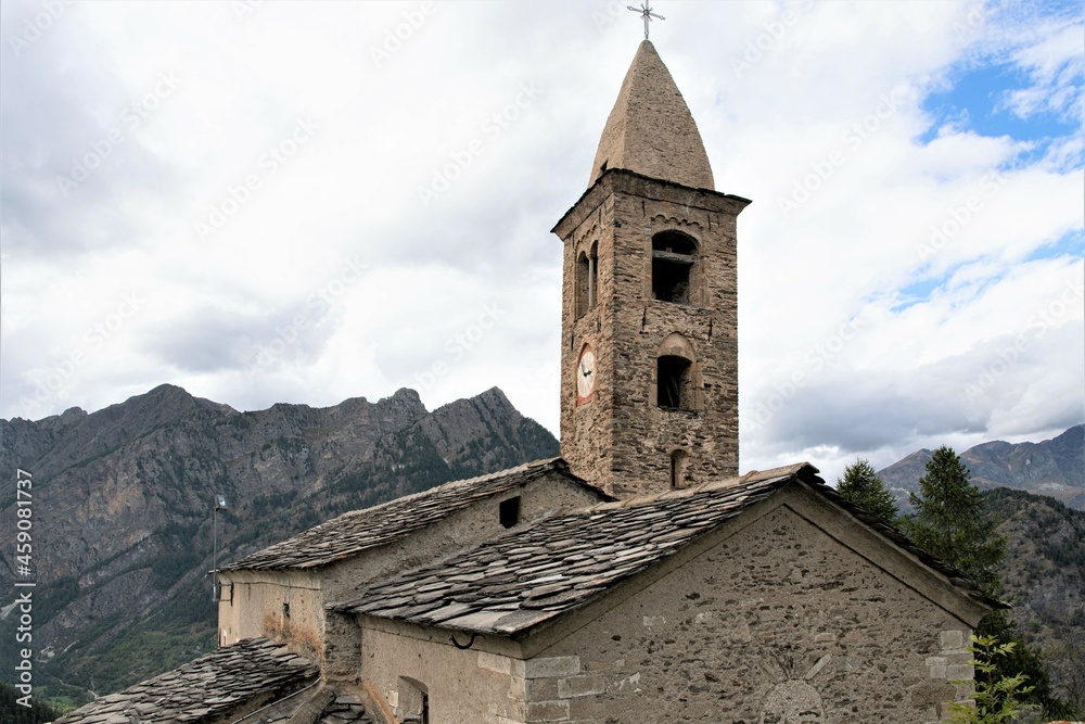 Kirchturm der Kirche  von Reinero einem 1500 m hoch liegenden alten Bergdorf im Vallone del Marmora in den Kottischen Alpen, Piemont
