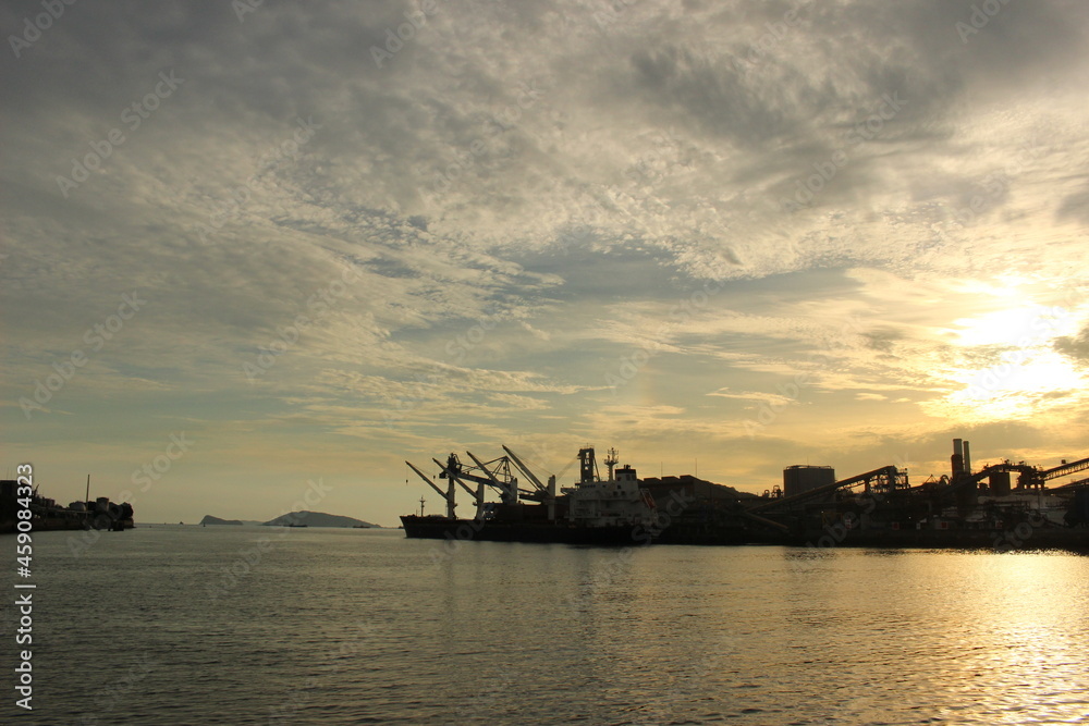 SDGs環境と自然！コンビナートと瀬戸内海の夕日　山口県周南市