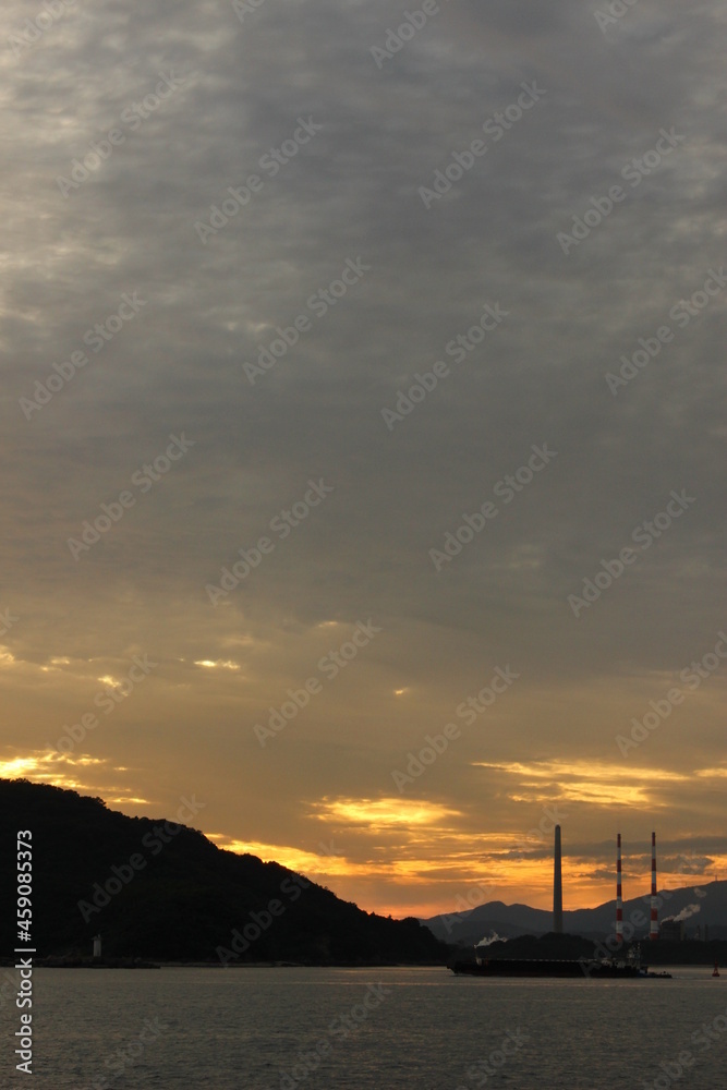 Obraz premium SDGs環境と自然！コンビナートと瀬戸内海の夕日 山口県周南市