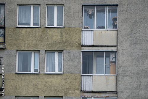 okna i balkony w starym bloku z płyty w Polsce, Warszawa