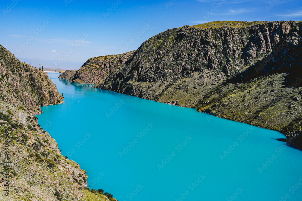 The scenery of the blue lake surrounded by mountains