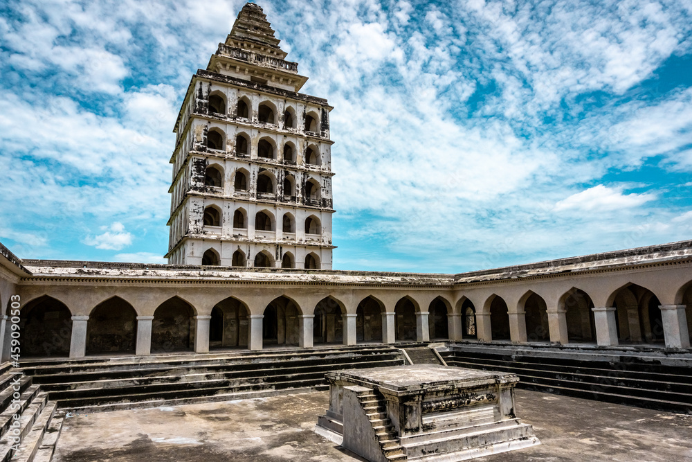 Obraz premium Kalyana Mahal at Gingee Fort or Senji Fort in Tamil Nadu, India. It lies in Villupuram District, built by the kings of konar dynasty and maintained by Chola dynasty. Archeological survey of india.
