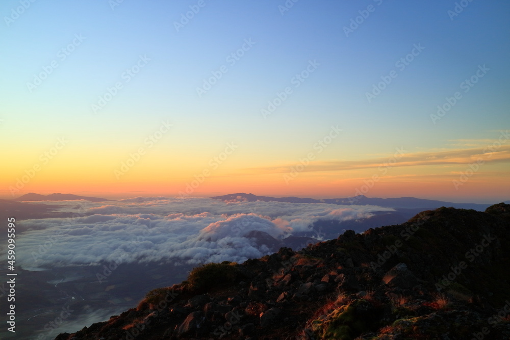 ニセコ　羊蹄山山頂からの朝焼けと雲海
