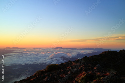 ニセコ　羊蹄山山頂からの朝焼けと雲海  © Shinsam