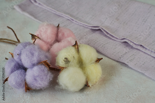 Quadro em tela multicolored cotton bolls  on a wooden background.