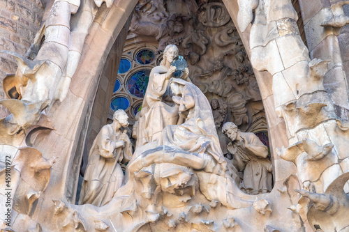 Fotografija Detail of the coronation of the Virgin Mary in the facade of sacred family La S
