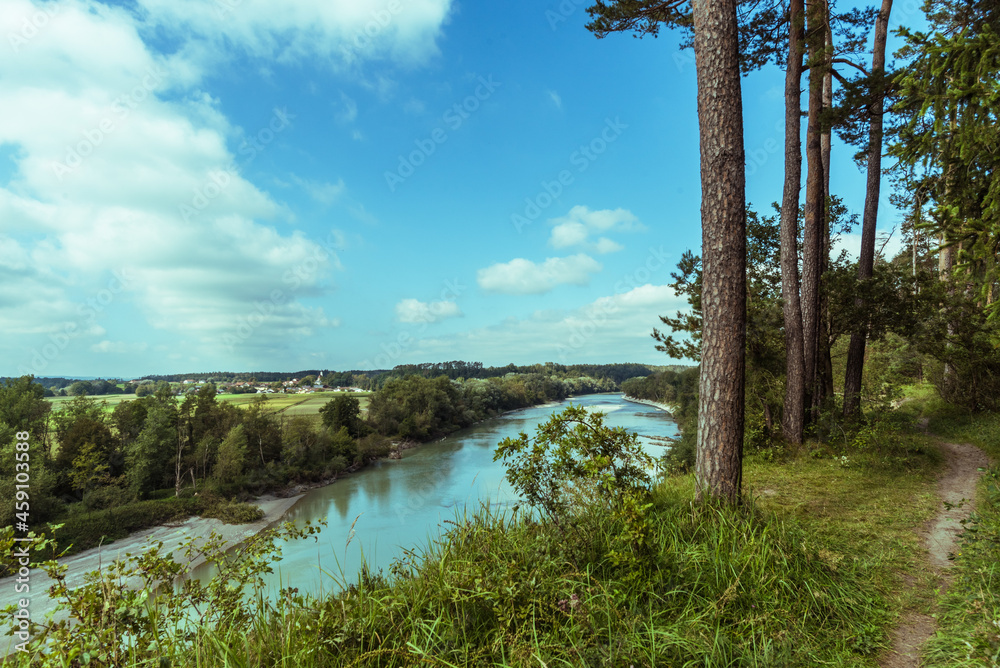 Flossinger Innkurve Im Sommer bei Sonne und leicht bewölktem Himmel Flossinger Innkurve Im Sommer bei Sonne und leicht bewölktem Himmel