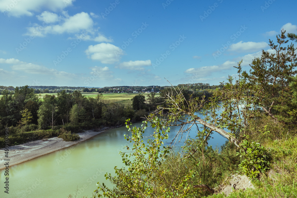 Flossinger Innkurve Im Sommer bei Sonne und leicht bewölktem Himmel