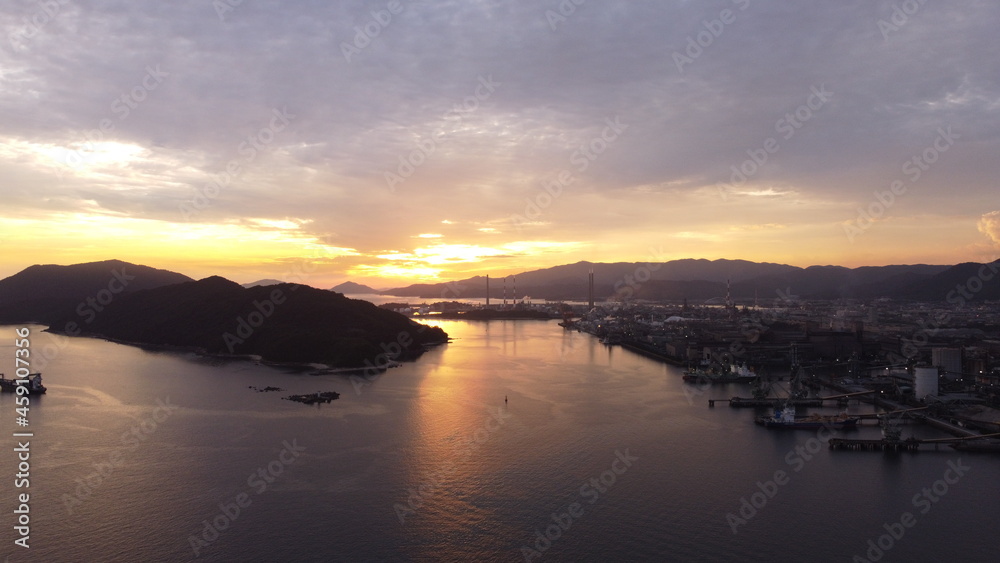 SDGs地球環境!山口県周南市のコンビナートと瀬戸内海の夕日 SDGs地球環境!山口県周南市のコンビナートと瀬戸内海の夕日