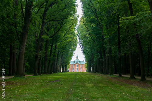 Allee zum Schloss Clemenswerth in Sögel im Emsland