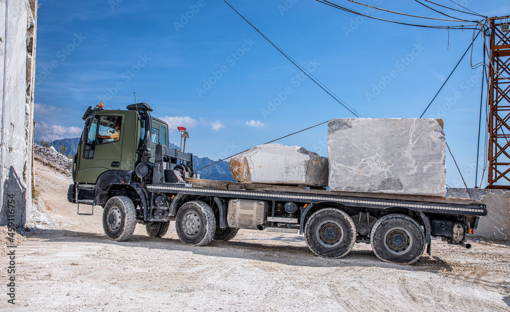 Transport von Marmor m Steinbruch per Lastwagen Transport von Marmor m Steinbruch per Lastwagen