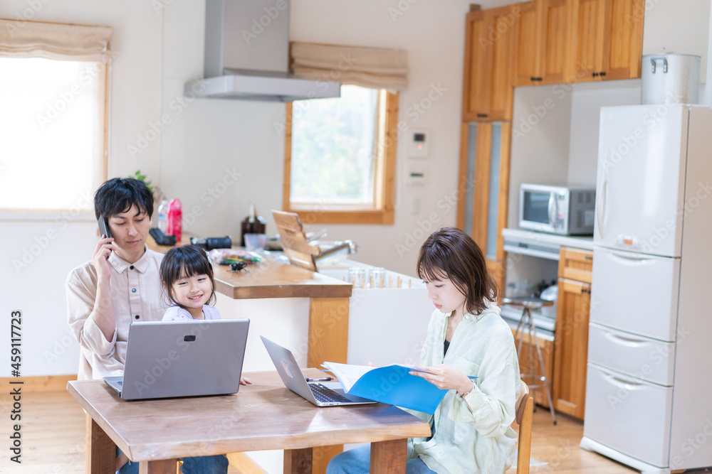 テレワークをする夫婦と子供 テレワークをする夫婦と子供
