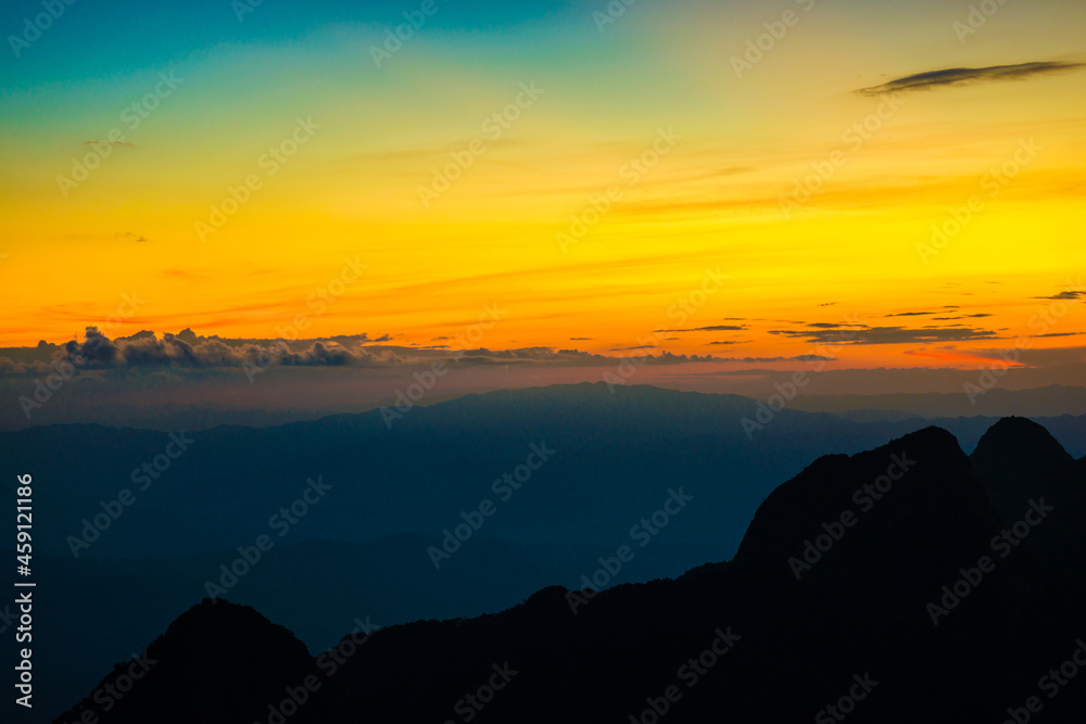 Obraz premium Sunset sky with cloud on top of mountain