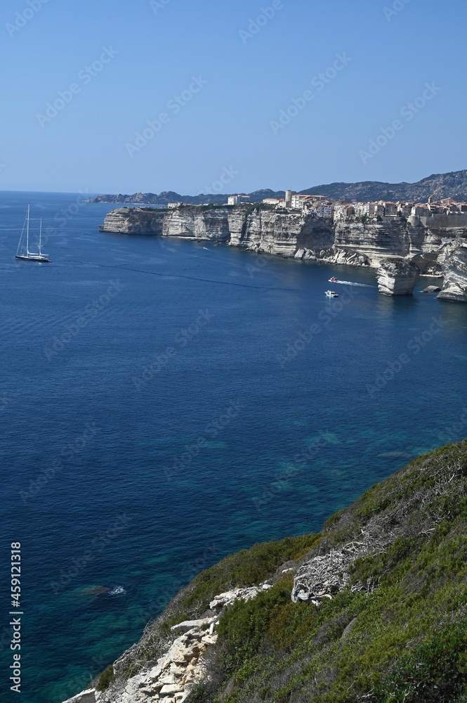 Vue générale de Bonifacio avec la mer Méditerranée