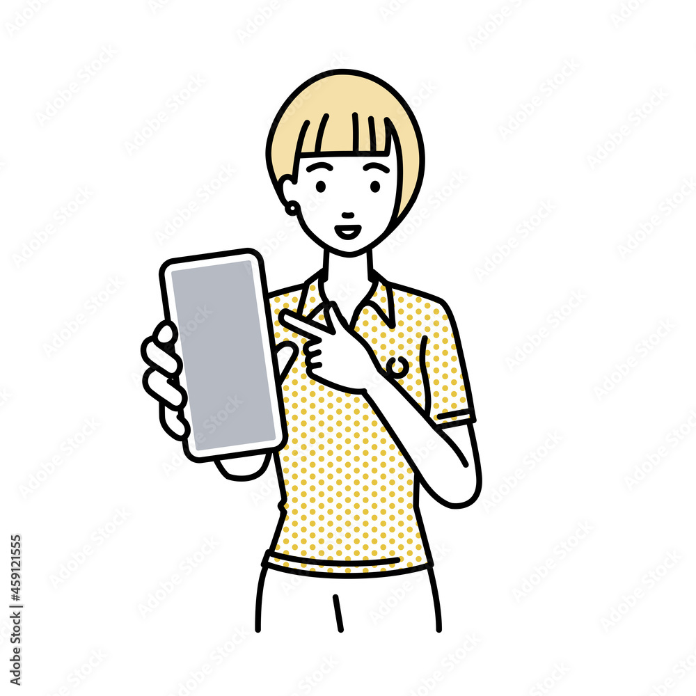 立ってスマートフォンを指差してこちらに向けて見せているポロシャツの女性