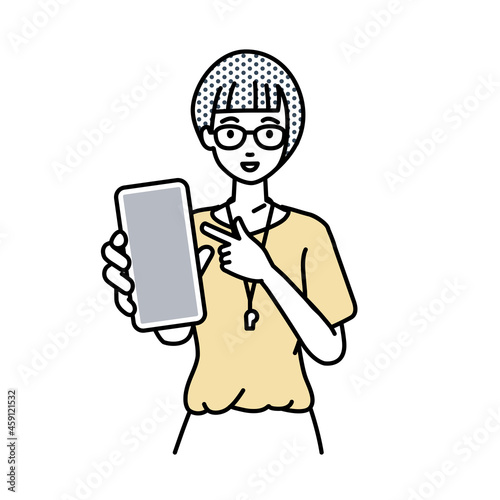 立ってスマートフォンを指差してこちらに向けて見せている教師の女性