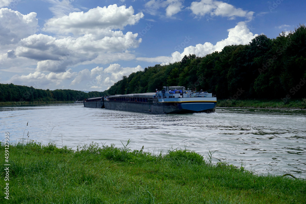 ein Frachtschiff auf dem Mittellandkanal 