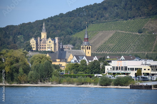 Blick über den Rhein von Bad Breisig Richtung Bad Hönningen mit Schiffsverkehr in der Ferne