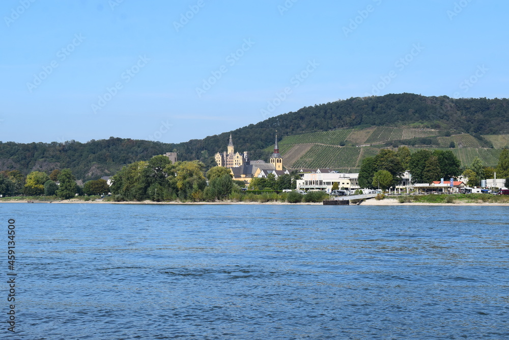 Blick über den Rhein von Bad Breisig Richtung Bad Hönningen mit Schiffsverkehr in der Ferne