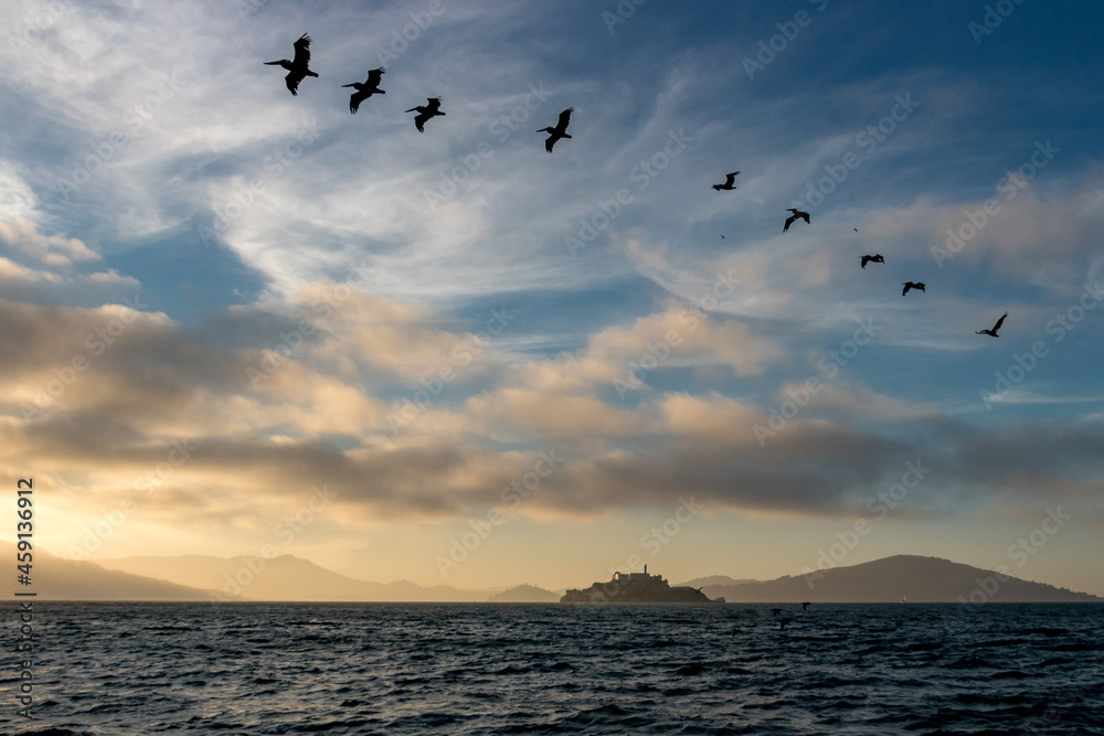 Vol d'oiseau au dessus d'Al Catraz dans la baie de San Francisco sous un joli ciel au coucher du soleil